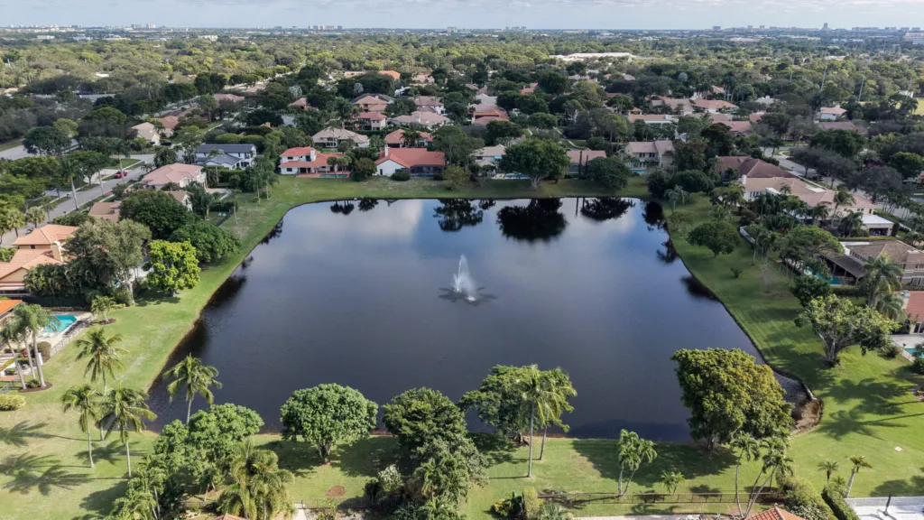 Aerial view of a lake with fountain in the New Floresta neighborhood of Boca Raton